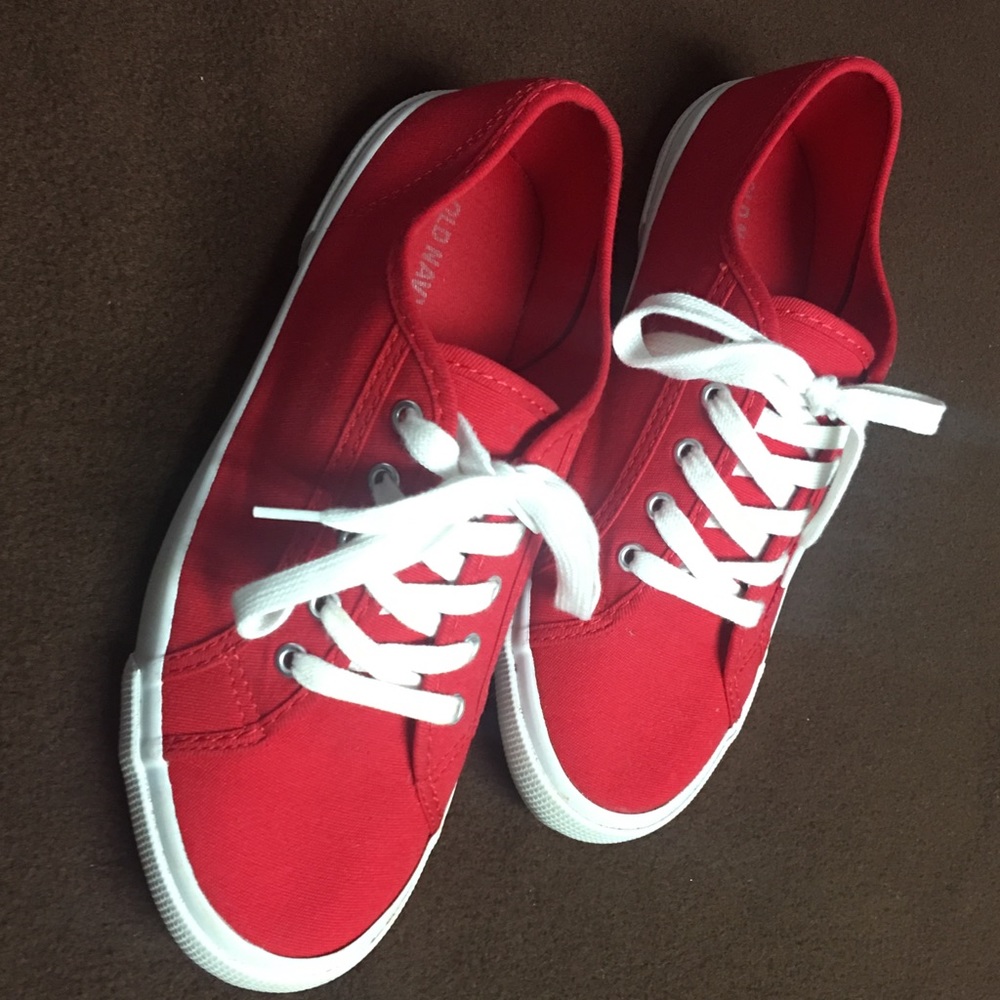 Woman’s old navy sneakers size 8